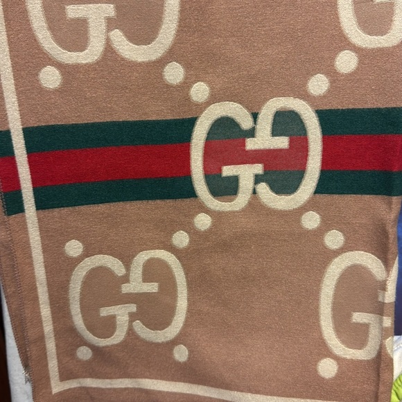 NWT Gucci throw shall. Super soft. 72 inches long extremely soft perfect conditi - Picture 4 of 9
